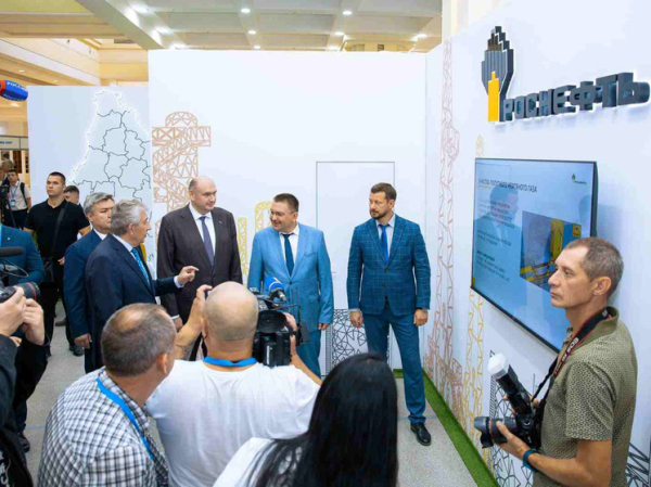 Руководитель Оренбургской области оценил достижения нефтегазовой отрасли на выставке