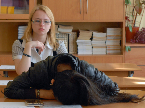 Школьники учатся по 60 часов в неделю, а взрослые работают по 40 часов