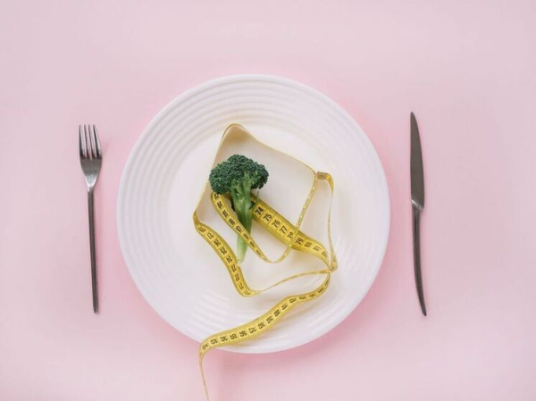 «Следовать моде смешно»: названы причины расстройств пищевого поведения