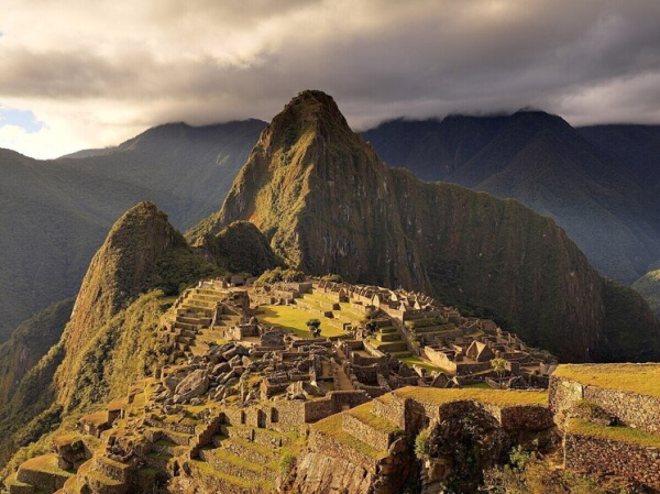 Сотни туристов у древнего города заблокированы камнями на дороге из-за протеста