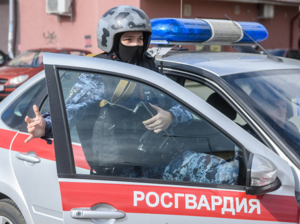 Странный мужчина с зеленой жижей изо рта и палкой в руках пугал прохожих