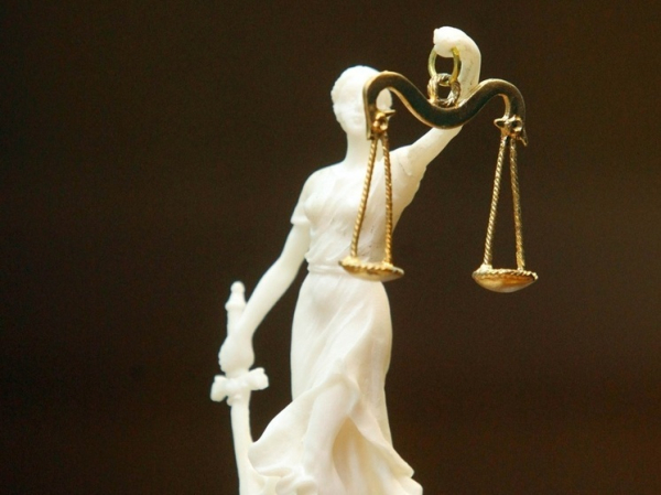 Судью Верховного суда со скандалом сняли с должности
