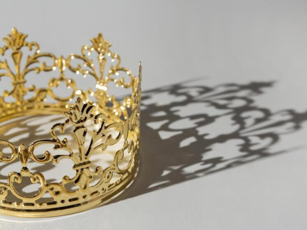 Тени затаилась за троном: нескончаемая сага о королевских скандалах