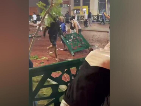 В популярной у туристов арабской стране вспыхнули яростные протесты молодежи