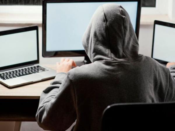 Выяснилось, сколько подростков соблазнили преступники через Интернет
