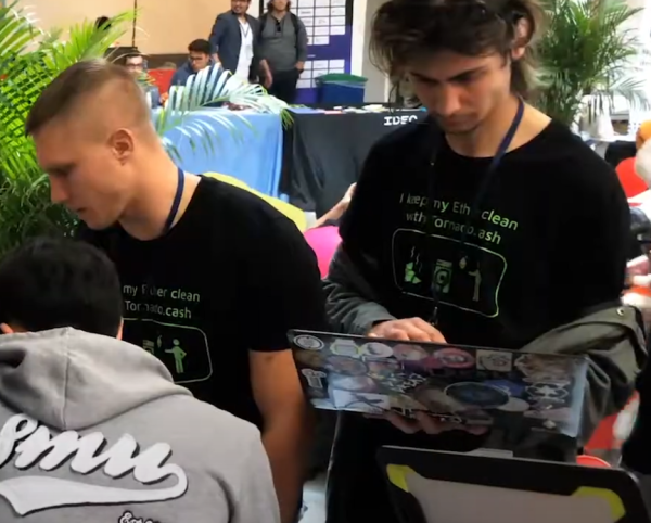 «Шутка в плохом вкусе»: Торнадо денежная футболка вызывает противоречие в суде «Шутка в плохом вкусе»: Торнадо денежная футболка вызывает противоречие в суде