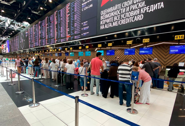 Туристы пожаловались на огромные очереди в Шереметьево Туристы пожаловались на огромные очереди в Шереметьево