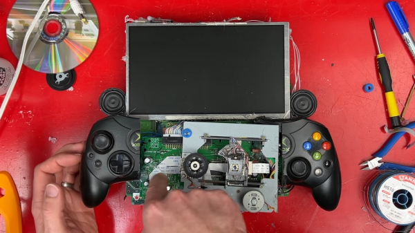 «Она работает! Работает!» Блогер сделал портативную Xbox Франкенштейна
             
                «Она работает! Работает!» Блогер сделал портативную Xbox Франкенштейна