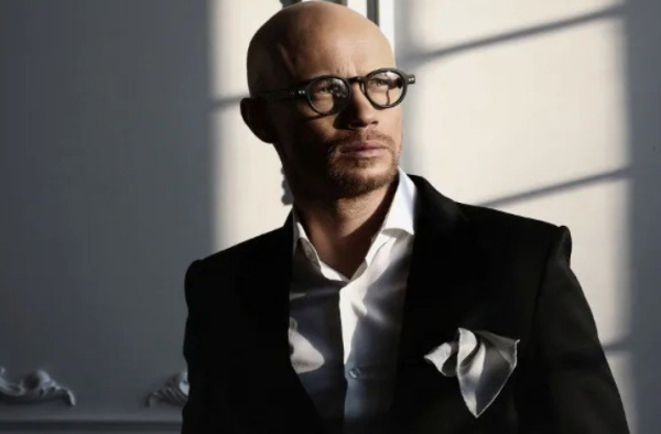 В Сети появились подробности дебоша, устроенного Хрусталевым на борту самолета В Сети появились подробности дебоша, устроенного Хрусталевым на борту самолета