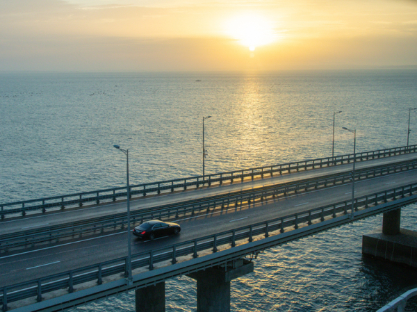 Движение автотранспорта по Крымскому мосту возобновили спустя пять часов