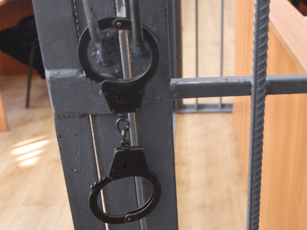 Мужчину посадили на 12 лет за приставания к дочери, основываясь на показаниях тещи