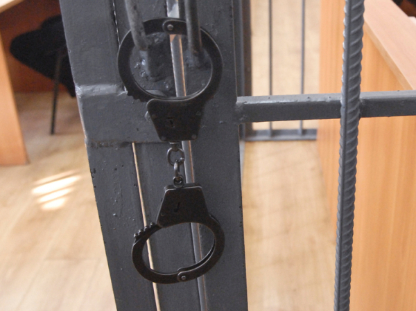 Педофил два года издевался над падчерицей и ее приятельницей