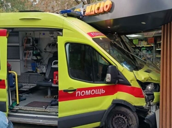 Скорая помощь врезалась в магазин в подмосковном городе